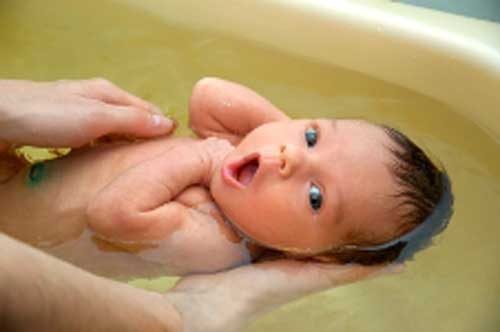 Cara-Cara Memandikan Dan Membersihkan Bayi